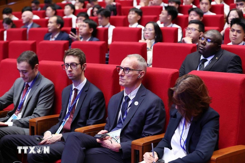 Делегаты принимают участие в пленарном заседании утром 26 октября. (Фото: ВИА)