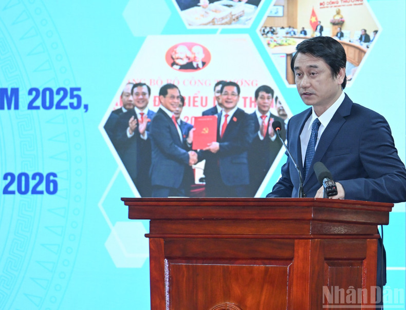 Заместитель министра иностранных дел Ле Ань Туан выступает на мероприятии.