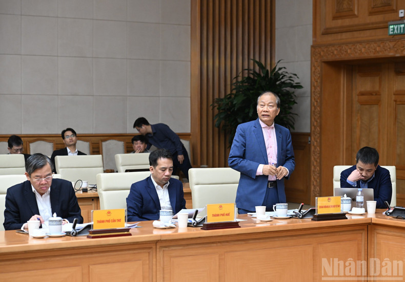 Заместитель председателя Федерации торговли и промышленности Вьетнама Хоанг Куанг Фонг выступает на мероприятии.