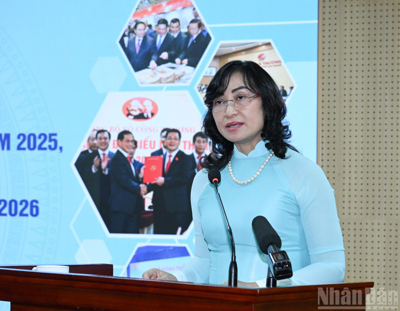 Заместитель министра промышленности и торговли Фан Тхи Тханг представляет краткий доклад по подведению итогов работы отрасли промышленности и торговли.