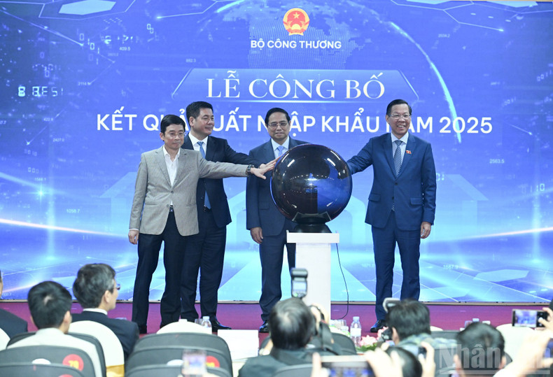 Премьер-министр Фам Минь Тьинь и делегаты участвуют в объявлении результатов внешнеторгового оборота за 2025 год.