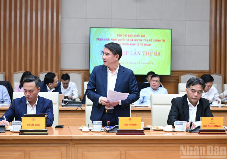 Представитель города Ханоя выступает на заседании.