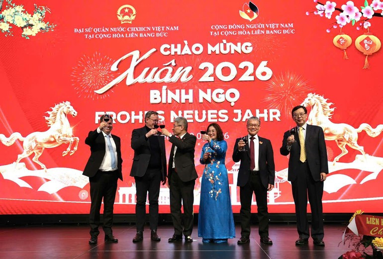 Посол Вьетнама в Германии Нгуен Дак Тхань, Заместитель председателя Бундестага Германии Бодо Рамелов и делегаты поднимают бокалы, поздравляя с Новым годом.