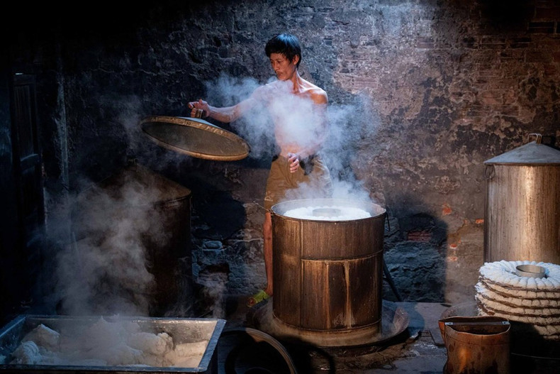 Процесс пропаривания баньхой в печи. (Фото: ВИА)