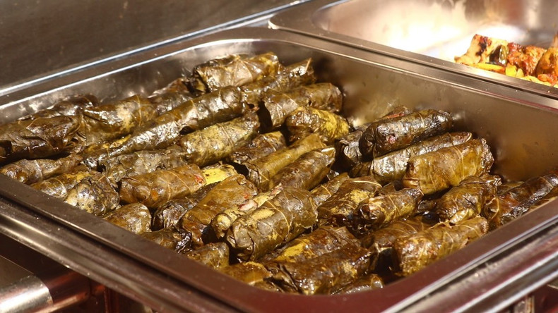 Иранская долма, представленная на фестивале еды, привлекала внимание гостей своим ярким видом и ароматом специй. Традиционные виноградные листья, аккуратно завернутые с начинкой из риса, мяса и пряных трав, поражали гармонией вкуса и нежной текстурой. Посетители с удовольствием пробовали это блюдо, отмечая необычное сочетание свежести и пикантности, которое делает иранскую кухню такой узнаваемой.