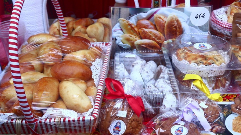 Российский павильон на фестивале еды привлёк гостей разнообразием традиционной выпечки и десертов. Здесь можно было попробовать мягкие пирожки с разными начинками, сладкие пряники и торты, а также другие классические лакомства, приготовленные по традиционным рецептам. Посетители отмечали домашний вкус и аккуратную подачу блюд.