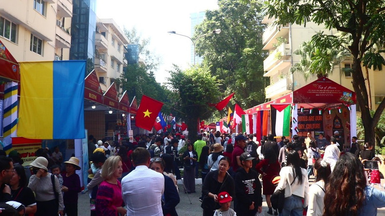 Выступая на церемонии открытия, Ле Нгует Ань подчеркнула, что кулинарный фестиваль уже более десяти лет является символом дружбы. Каждый павильон — это культурная история, маленький мост, способствующий укреплению связей между Вьетнамом и международными друзьями. Дух «Связь — Разделение — Распространение любви» занимает центральное место и формирует гуманистическую ценность события.