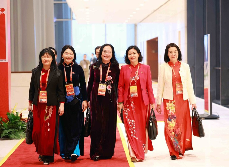 Делегаты прибывают на XIV съезд Партии. (Фото: ВИА)