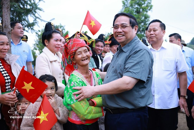 Премьер-министр Фам Минь Тьинь с представителями этнических общин в общине Пуньи провинции Дьенбьен. (Фото: ВИА)