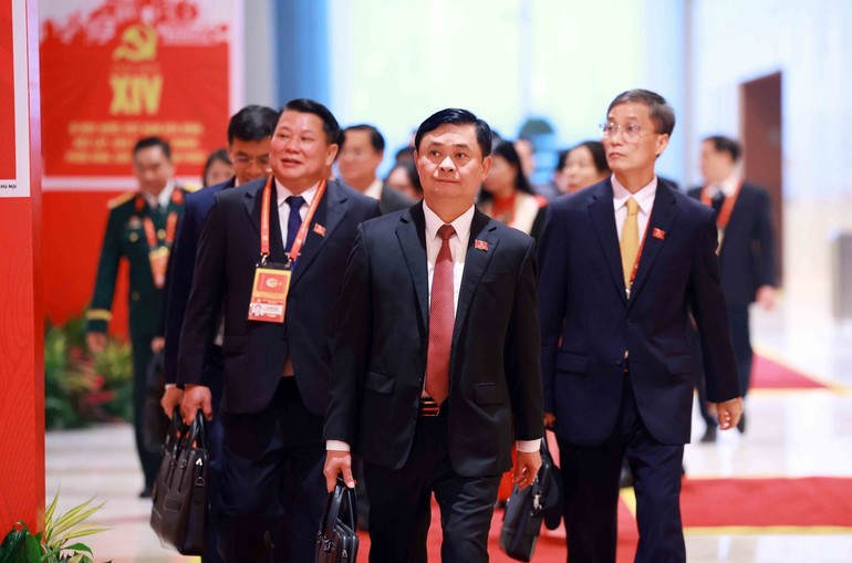 Делегаты прибывают на XIV съезд Партии. (Фото: ВИА)