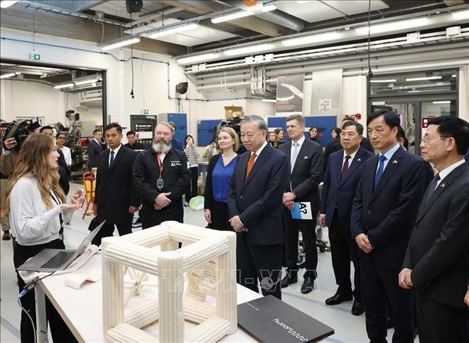 Генеральный секретарь То Лам посетил лабораторию прототипирования Университета Аалто. (Фото: ВИА)