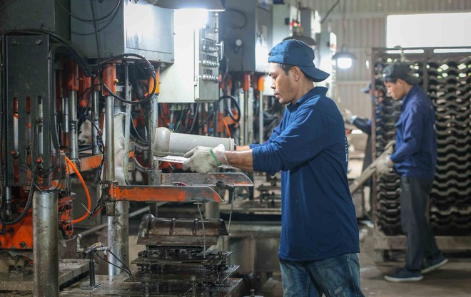 Система прессования цементной черепицы компании DIC Далат (промышленная зона Фухой, провинция Ламдонг). (Фото: ВИА)