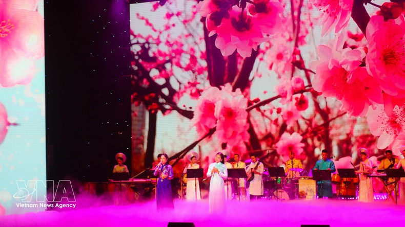 Это культурно-художественное мероприятие было организовано по случаю визита и рабочей поездки делегации Министерства по чрезвычайным ситуациям Российской Федерации во Вьетнам. (Фото: ВИА)