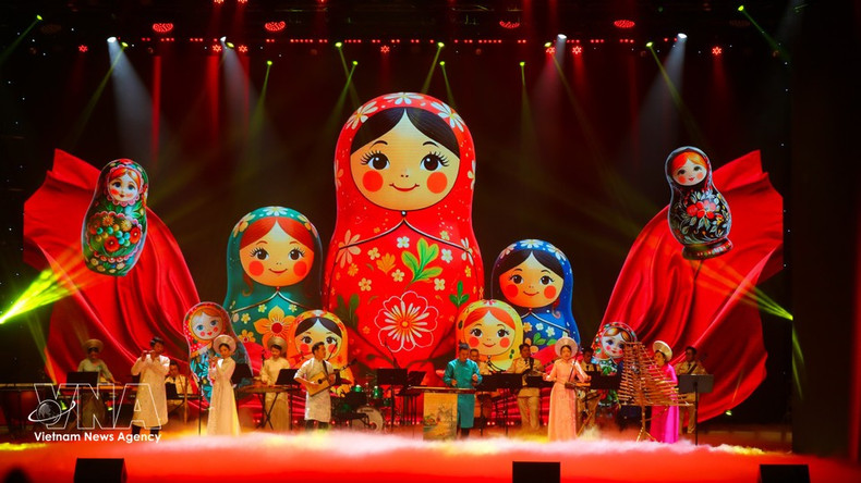 Сцена дворца превратилась в пространство живого диалога: программа открылась переплетением «Марша Народной полиции Вьетнама» и легендарного русского марша «Прощание славянки», а зрители стали свидетелями уникального союза Симфонического оркестра МЧС России, Духового оркестра Командования мобильной полиции и артистов Театра музыки и танца народной полиции Вьетнама. (Фото: ВИА)