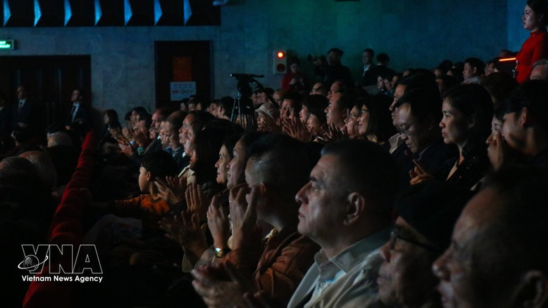 В последние годы Вьетнам и Российская Федерация поддерживают отношения всеобъемлющего стратегического партнёрства на основе традиционной дружбы и взаимного доверия. Наряду с сотрудничеством в политической, экономической и оборонно-безопасностной сферах, культурно-художественные обмены, особенно в области музыки с регулярно проводимыми мероприятиями, способствуют укреплению взаимопонимания и дружбы между народами двух стран. (Фото: ВИА)