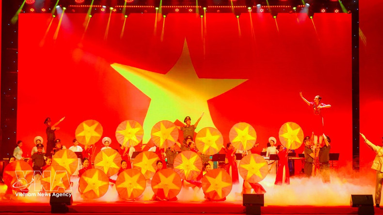 Программа, прошедшая во Дворце культуры труда и дружбы Вьетнама и СССР, вновь подтвердила отношения сотрудничества и глубокие чувства между Вьетнамом и Российской Федерацией в целом, а также между народами двух стран — Вьетнама и России. (Фото: ВИА)