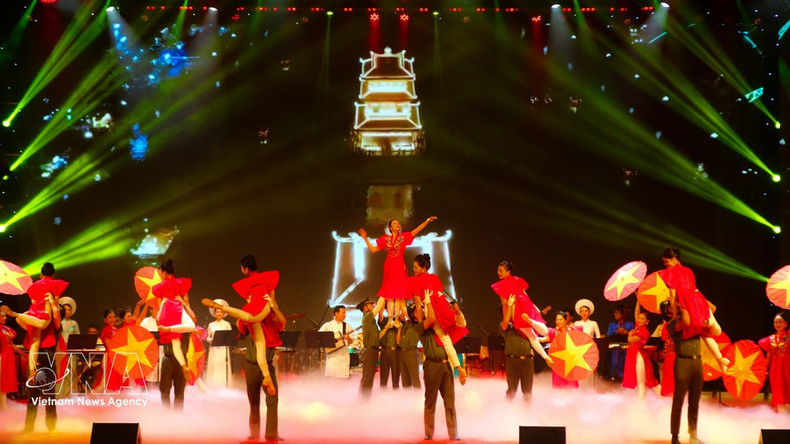 Эмоциональной вершиной вечера стали любимые многими поколениями произведения «Соловей» и «Вечер на рейде», а финальным аккордом — совместное хоровое исполнение песен «Мой флаг» Александры Пахмутовой и «Национальная гвардия» Фан Хюинь Диеу, символизирующее общность ценностей и преемственность традиций двух государств. (Фото: ВИА)