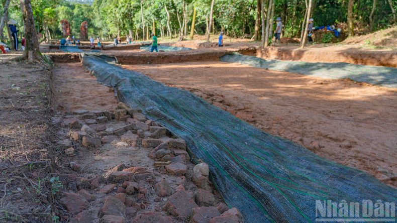 По обе стороны дороги зафиксированы остатки кирпичных ограждающих стен, отдельные участки которых со временем накренились и обрушились. Фундаменты стен тщательно укреплены слоями утрамбованной гальки и кирпичного порошка, что свидетельствует о масштабности и прочности сооружения, ведущего к центральному храмовому ансамблю Мишона.