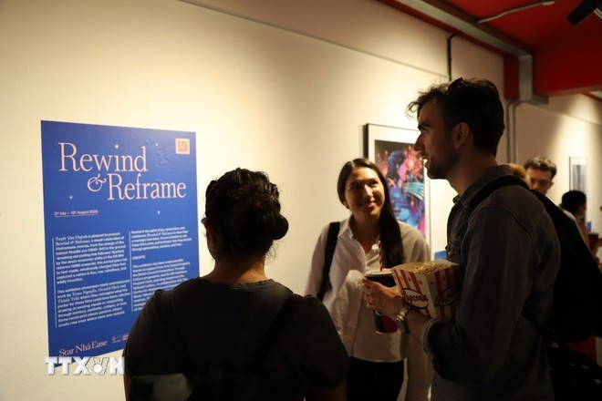 Зрители на открытии фестиваля у выставки «Rewind and Reframe» перед кинозалом. Фото: ВИА anh-03.jpg
