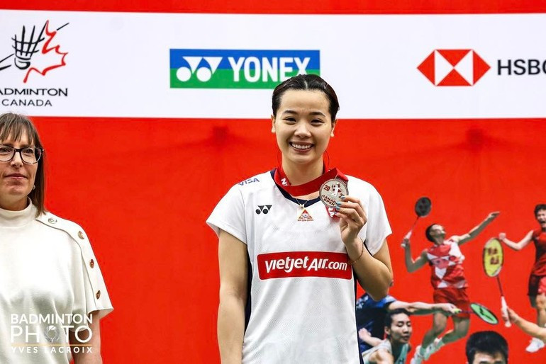 Нгуен Тхюи Линь на пьедестале с медалью. Фото: Badminton Photo anh-05.jpg