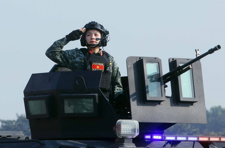 Колонна боевых и антитеррористических машин, а также бронеавтомобилей спецназа полиции участвует в параде специальной техники Министерства общественной безопасности на церемонии. (Фото: ВИА)