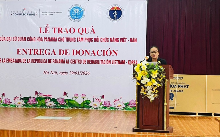 Посол Нубиела Айяла Модес выступает на церемонии вручения подарков. (Фото: Посольство Панамы во Вьетнаме)