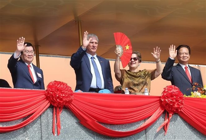 Первый секретарь Коммунистической партии Кубы, Президент Кубы Мигель Диас-Канель Бермудес и его супруга наблюдали с трибуны за военным парадом и шествием. (Фото: ВИА) Первый секретарь Коммунистической партии Кубы, Президент Кубы Мигель Диас-Канель Бермудес и его супруга наблюдали с трибуны за военным парадом и шествием. (Фото: ВИА)