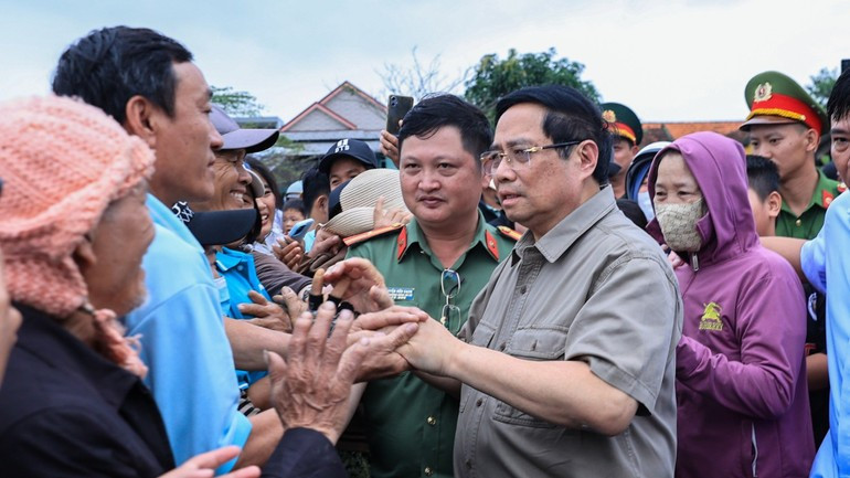 Премьер-министр Фам Минь Тьинь посещает жителей деревни Футхы. (Фото: VGP)