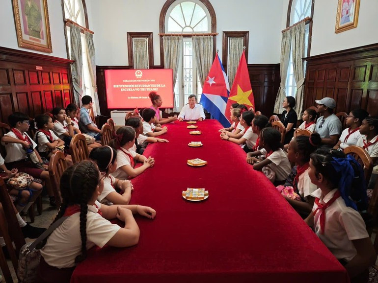 Посол Ле Куанг Лонг беседует с преподавателями и учащимися начальной школы имени Во Тхи Тханг. Фото: Посольство Вьетнама на Кубе cuba2.jpg