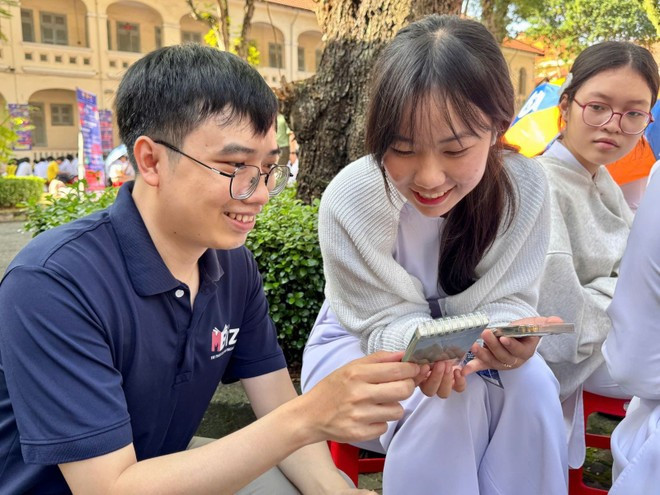 Инструктаж для школьников по загрузке и установке приложения по предотвращению онлайн-мошенничества в рамках кампании «Не в одиночку — вместе за безопасный интернет». (Источник: baotintuc.vn)