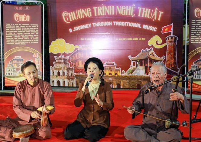 Выступление традиционного искусства в пространстве старого квартала. (Фото: ВИА)