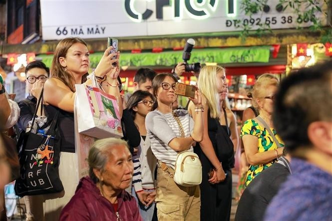 Иностранные туристы также с большим интересом наслаждаются традиционными выступлениями. (Фото: ВИА)