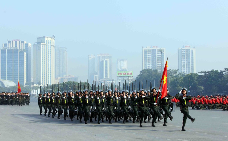 Мужская колонна мобильной полиции участвует в строевом смотре. (Фото: ВИА)