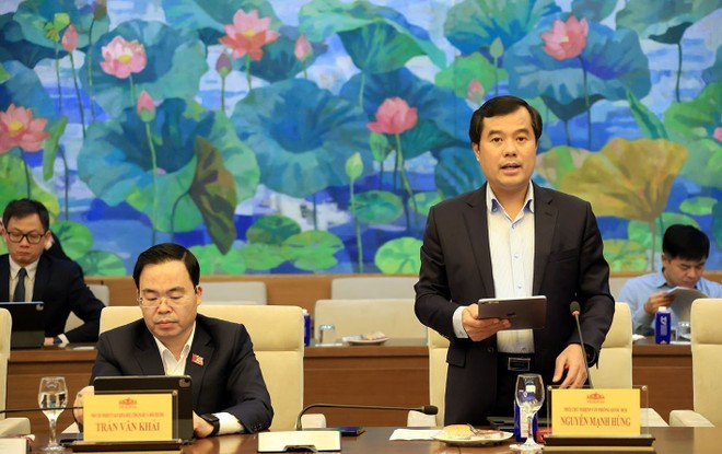 Заместитель руководителя Канцелярии Национального собрания Нгуен Мань Хунг докладывает об итогах работы по цифровой трансформации Национального собрания за 2025 год. (Фото: ВИА)