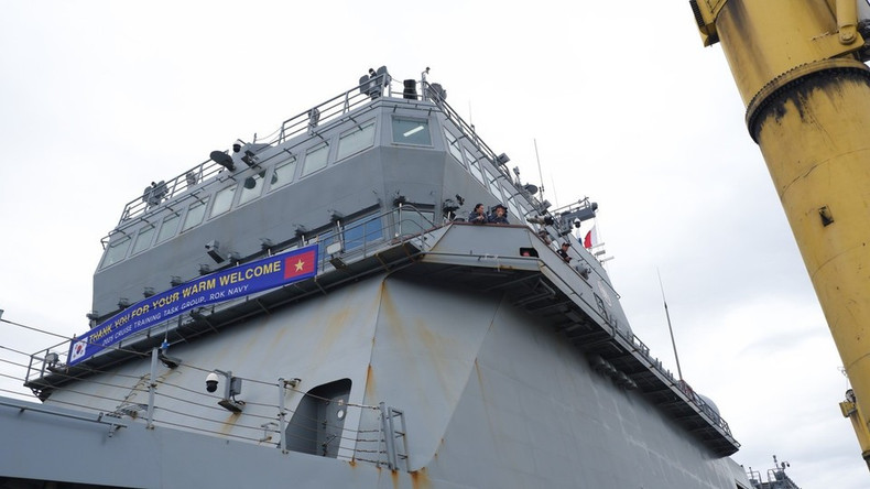 Учебный корабль ROKS Hansando имеет водоизмещение 4 500 тонн, длину 142 м, высоту 18 м и оснащён современными стелс-технологиями, позволяющими минимизировать различные типы излучаемых сигналов. (Фото: tienphong.vn)