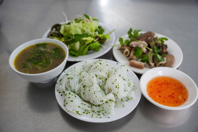 Качественная партия баньхой должна иметь нити толщиной с бамбуковую зубочистку; кусочки не должны распадаться или слипаться в комки; при употреблении изделие не должно быть рыхлым. Во вкусе отчётливо ощущаются естественная сладость рисовой муки и жирность кокосового масла. (Фото: ВИА)