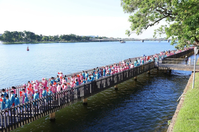 Пешеходная набережная реки Хыонг — место, где регулярно проводятся культурные и туристические мероприятия в Хюэ. (Фото: ВИА)