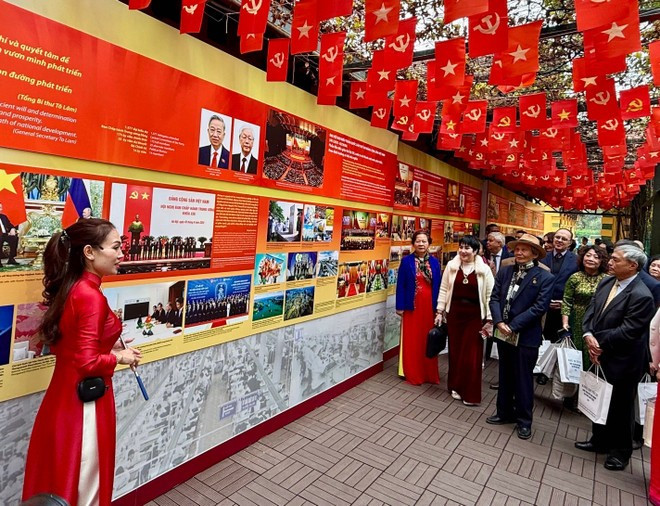 Делегаты посещают выставку «Коммунистическая партия Вьетнама – сияющие страницы золотой летописи». (Фото: ВИА)