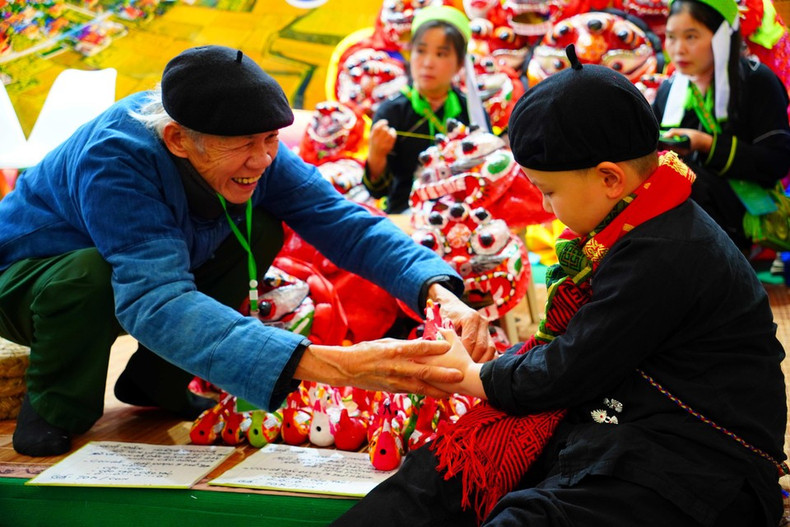 Мастер народности Тай представляет изделие «народная курица». (Фото: Ты Бить Нгок)