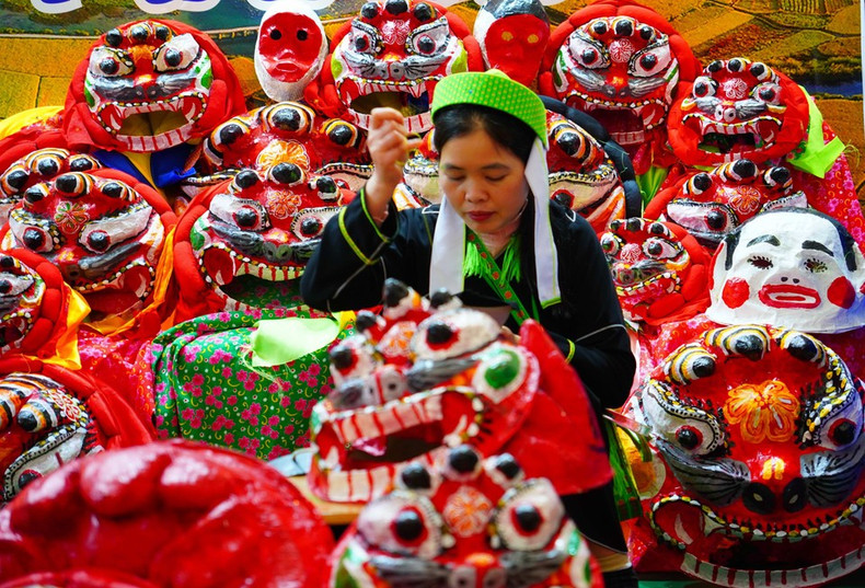 Женщина в национальном костюме народности Нунг на стенде провинции Лангшон. (Фото: Ты Бить Нгок)