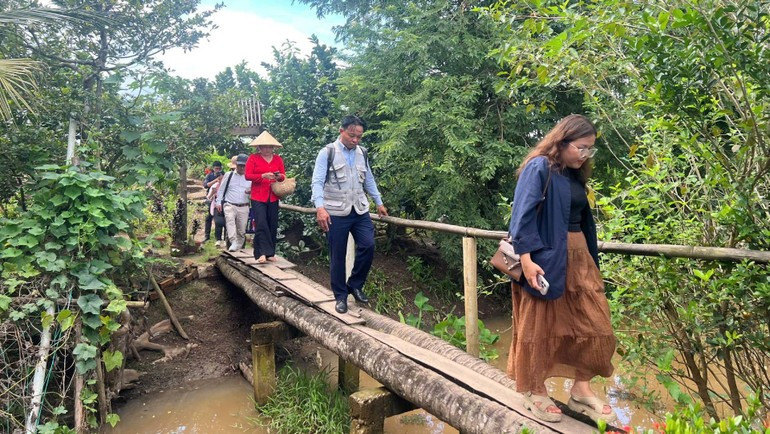 Опыт прохождения по узкому «кокосовому мосту», перекинутому через садовые каналы.