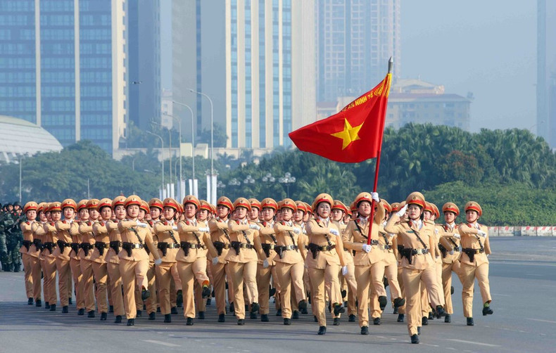 Женская колонна дорожной полиции участвует в строевом смотре на церемонии. (Фото: ВИА)
