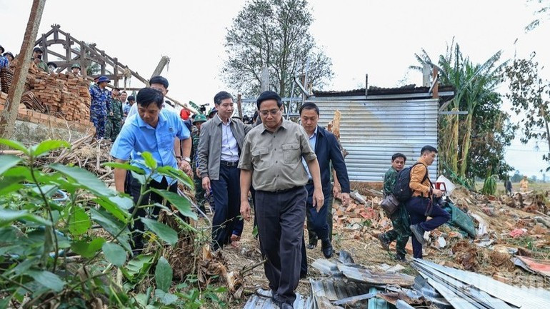 Премьер-министр Фам Минь Тьинь посещает 9 семей в деревне Фухыу общины Хоатхинь, чьи дома были полностью разрушены. (Фото: VGP)