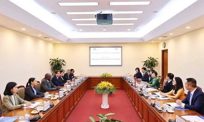 Утром 1 декабря 2025 года в Ханое гендиректор ВИА Ву Вьет Чанг провела переговоры с делегацией Пренса Латина (Куба), возглавляемой председателем Хорхе Легаñoа Алонсо. (Фото: ВИА)