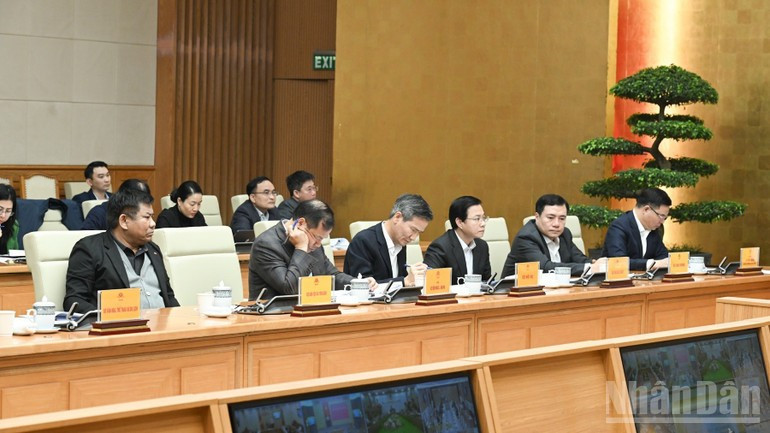 Руководители министерств и ведомств принимают участие в совещании.