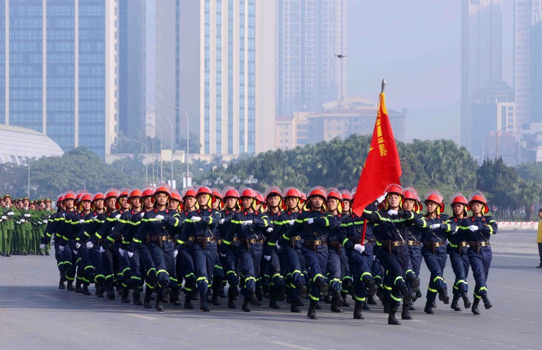 Мужская колонна офицеров пожарной охраны и спасательных служб полиции участвует в строевом смотре. (Фото: ВИА)