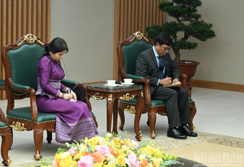 Члены делегации, сопровождающие Посла Камбоджи, принимают участие в приеме.