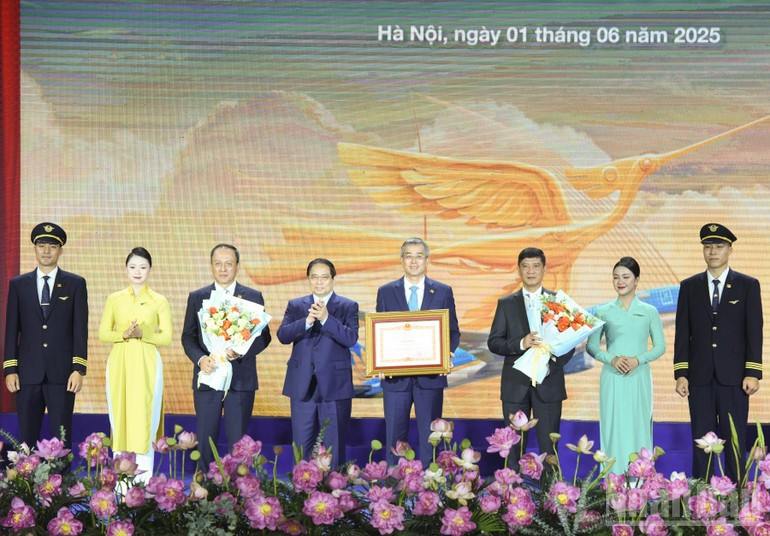 Вручение похвальной грамоты Премьер-министра коллективу компании «Vietnam Airlines». anh-06.jpg