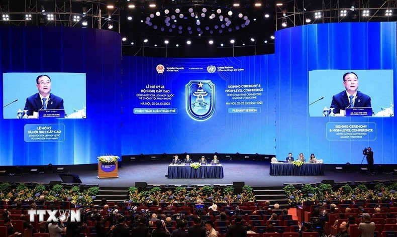 Делегаты обсуждают вопросы на утреннем заседании 26 октября. (Фото: ВИА)