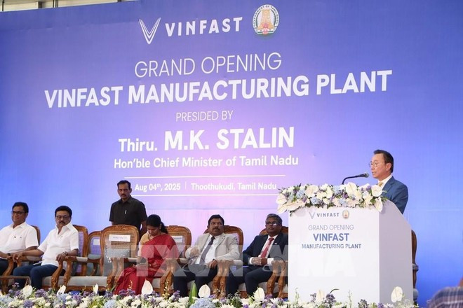 Фам Сань Чау, гендиректор VinFast Asia, выступает на церемонии открытия. (Фото: ВИА) 145517-vinfast-khanh-thanh-nha-may-lap-rap-o-to-dien-tai-an-do.jpg
